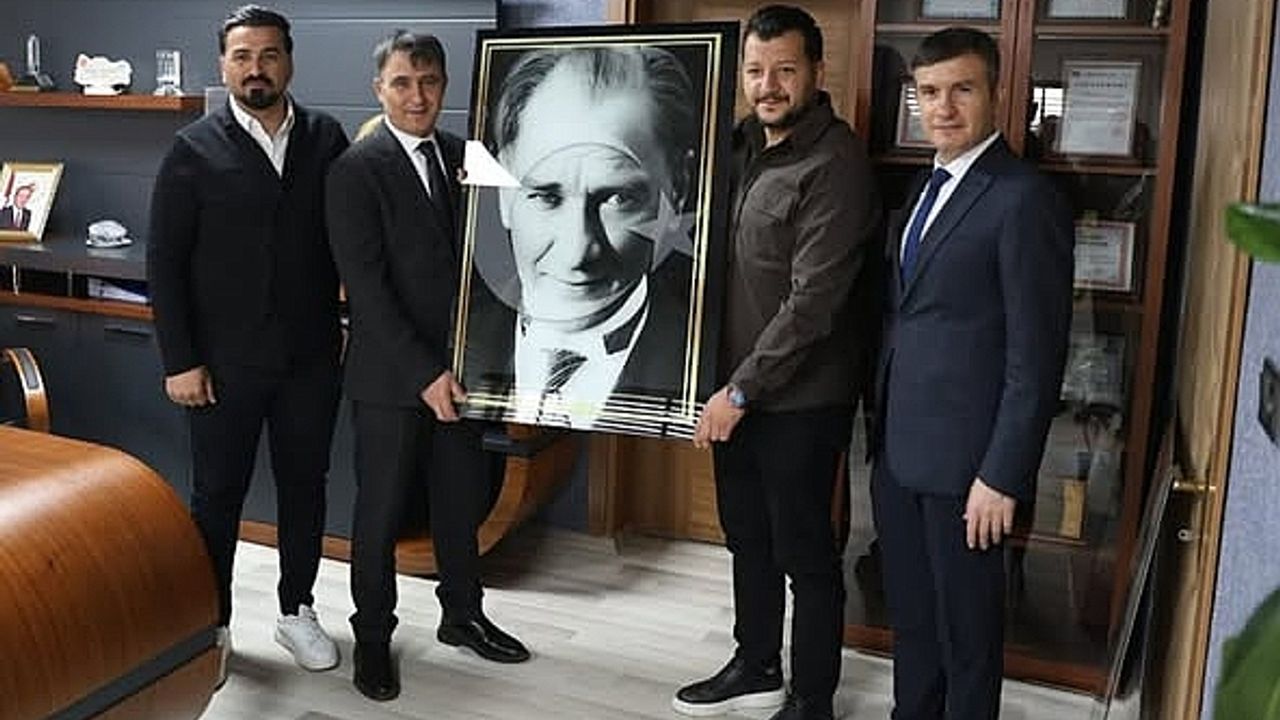 "Öğretmen Sendikasından Milli Duygulara Dokunan Türk Bayrağı ve Atatürk Resmi İle Anlamlı Ziyaret"