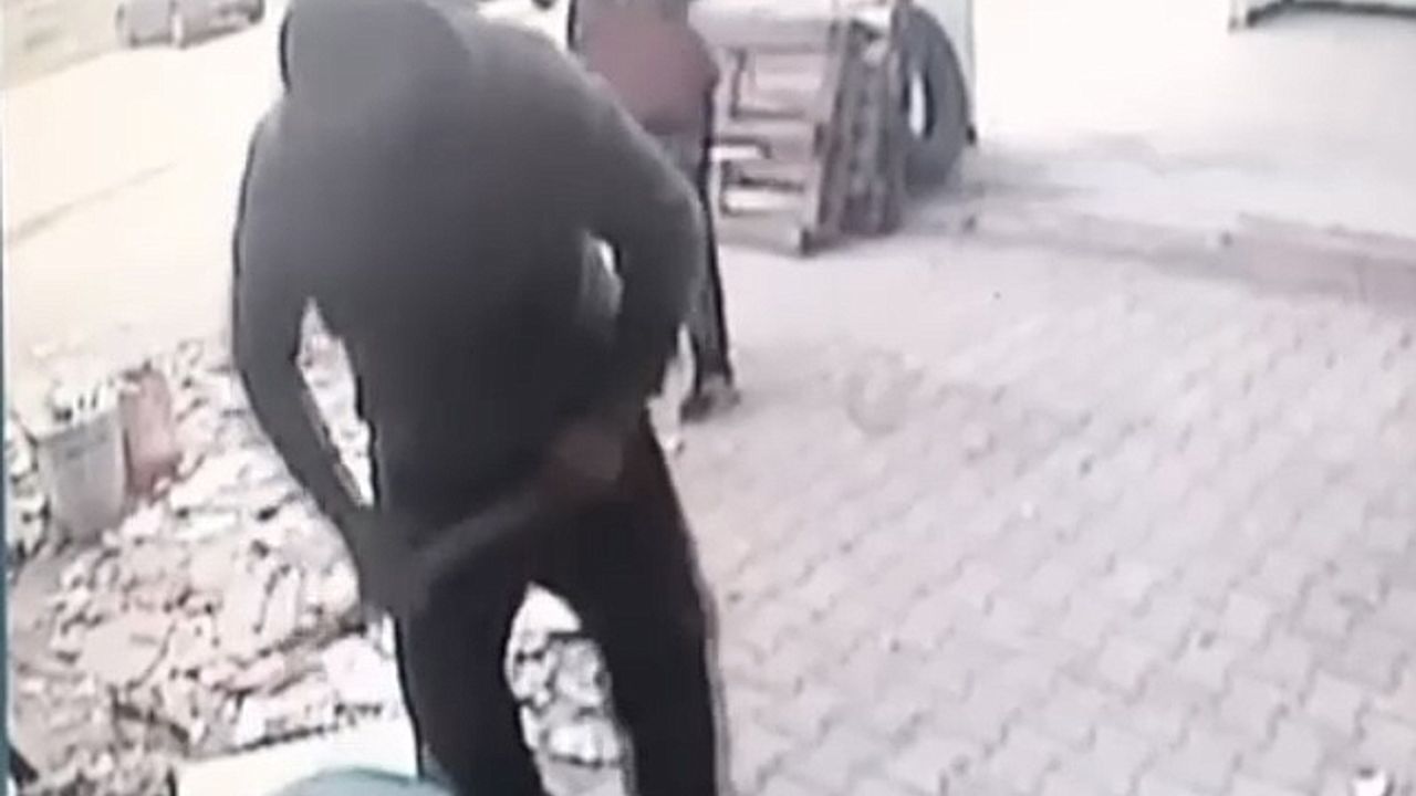 Rahat tavırlarla hırsızlık kamerada
