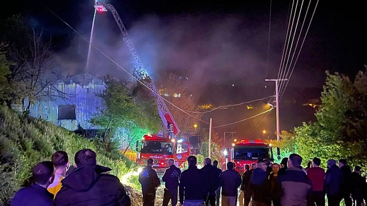 Sakarya''da korkutan yangın: 82 yaşındaki yatalak kadın son anda kurtarıldı
