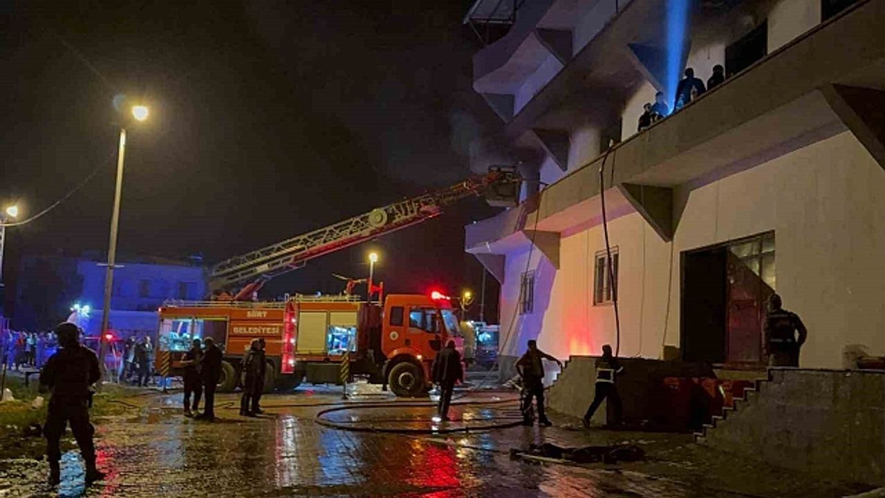 Siirt''te terlik fabrikasında çıkan yangında 11 kişi dumandan etkilendi