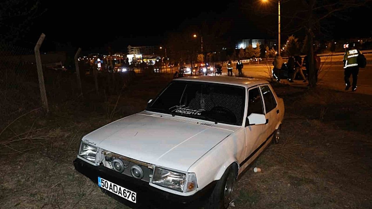 Ters yönden giden motosiklet otomobile çarptı: 1 yaralı