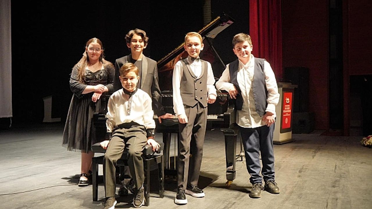 Uluslararası Piyano Festivali''nde 200 genç piyanist festivalde sahne aldı