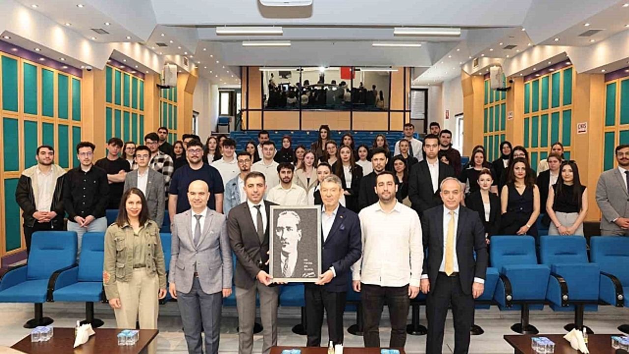 Üniversiteli gençler Denizli OSB Yönetim Kurulu Başkanı Derya Baltalı ile buluştu