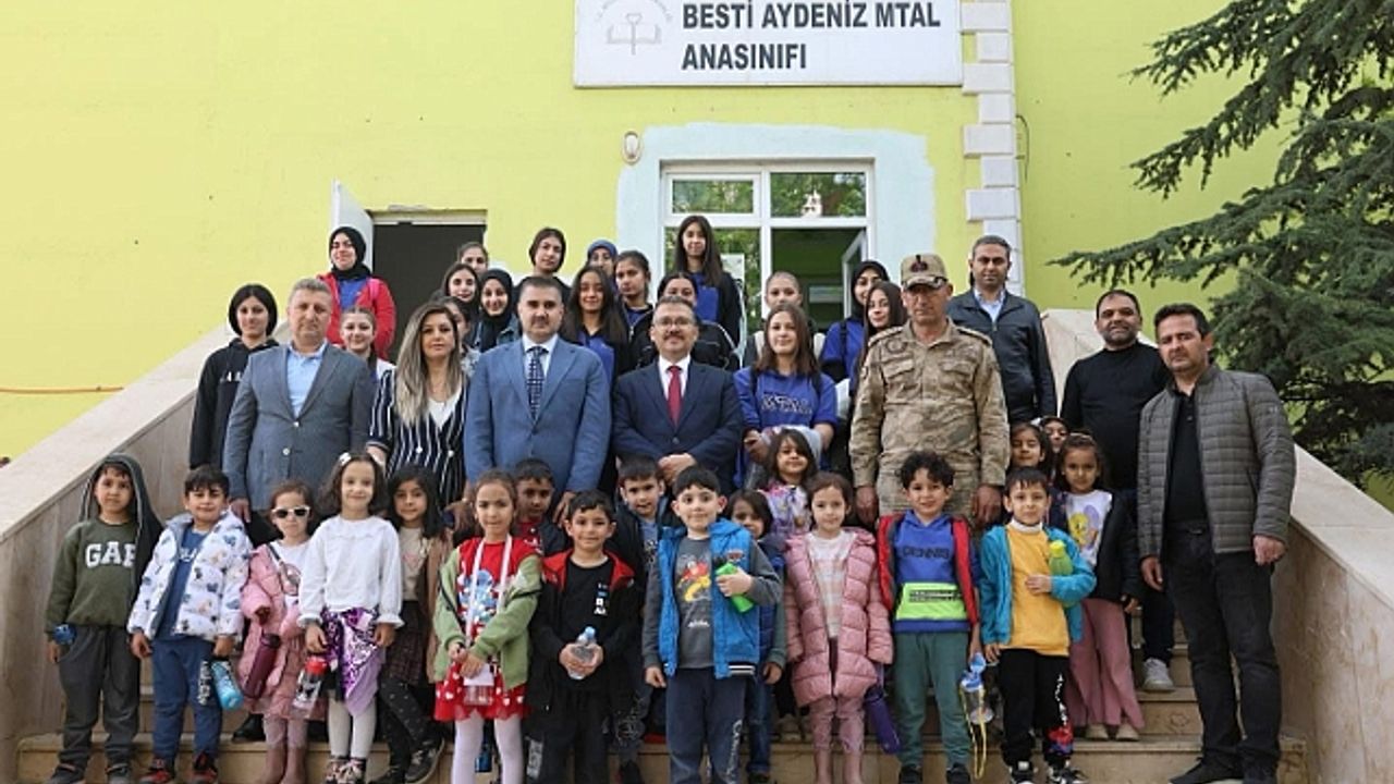 Vali Ercan Turan, Protokol Üyeleriyle Birlikte Besti Aydeniz Kız Meslek Lisesini Ziyaret Etti