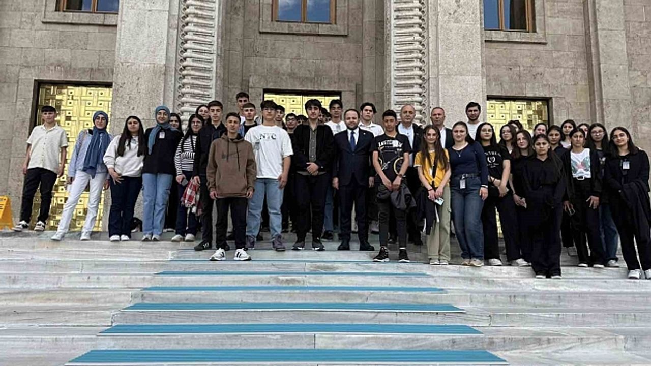 Vekil Koç, Ardahan''dan gelen öğrencilerle TBMM''de buluştu