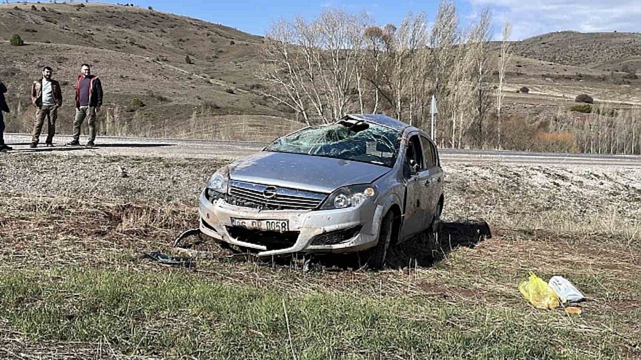 Virajı alamayarak tarlaya uçtu, 1''i ağır 5 kişi yaralardı