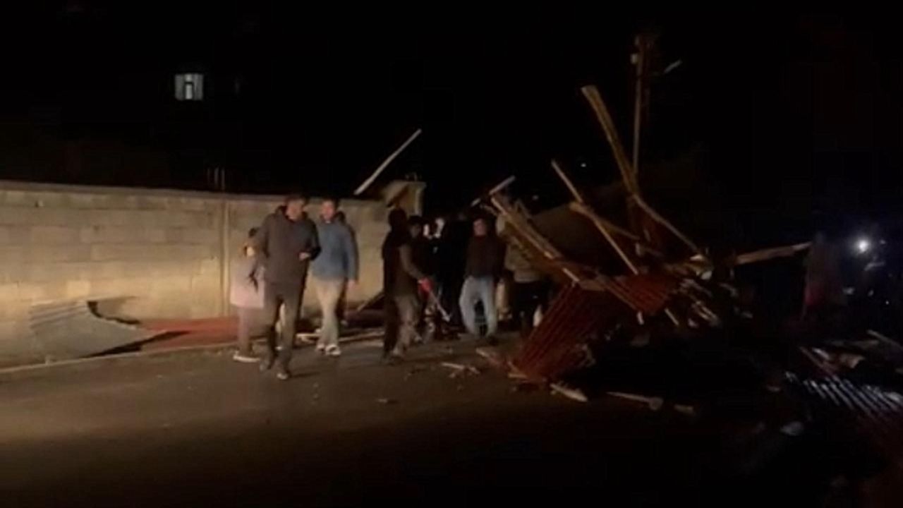 Yüksekova''da şiddetli fırtına: Çatılar uçtu, üzerine beton parçası düşen araç hasar gördü