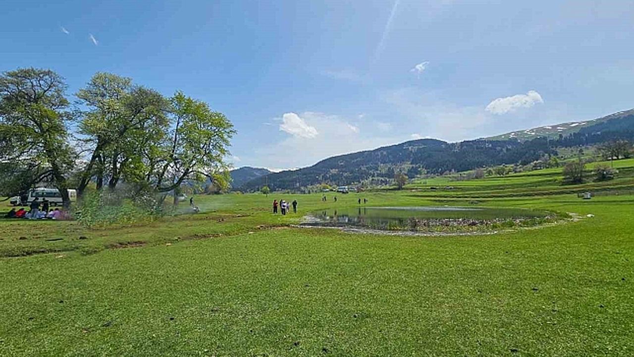 Artvin''in Ardanuç ilçesindeki Tosunlu Gölü doğaseverlerin ilgi odağı oldu
