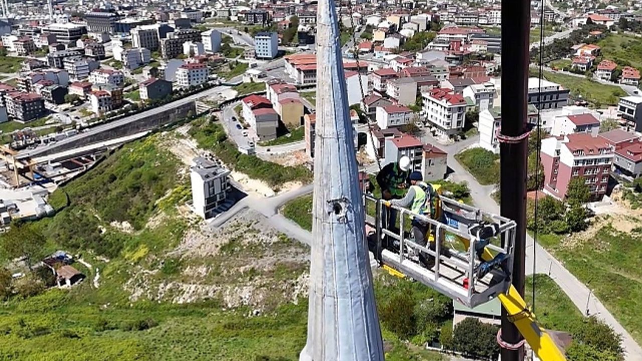 Depremde hasar gören Arnavutköy Sıddık Camii''nin minaresi söküldü