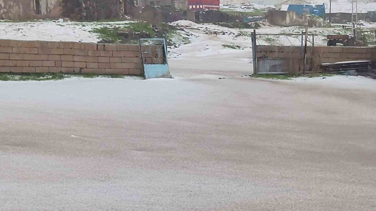 Dolu yağışı Kars''ı beyaza bürüdü