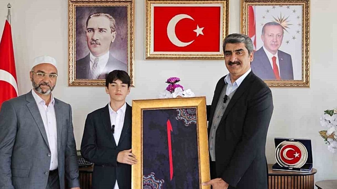 Ezan okuma yarışmasında dereceye girdi, ödülünü Filistin''e bağışladı