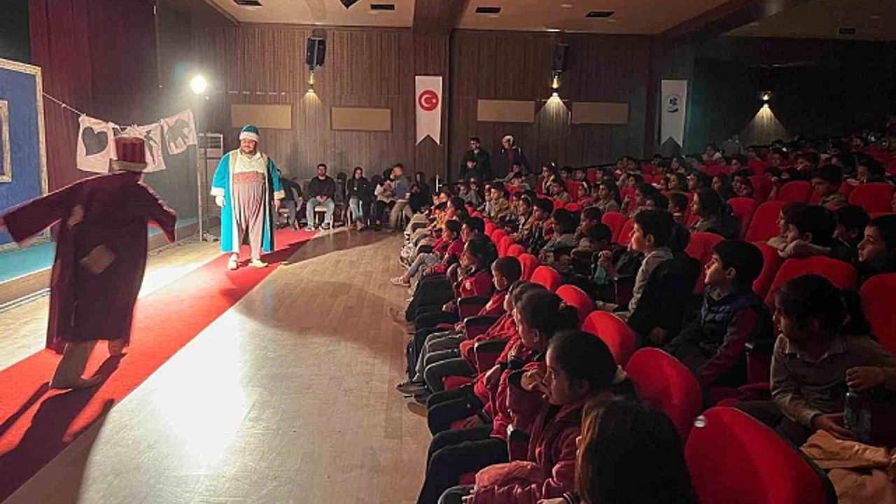 Gürpınarlı çocuklar ilk defa tiyatroyla buluştu