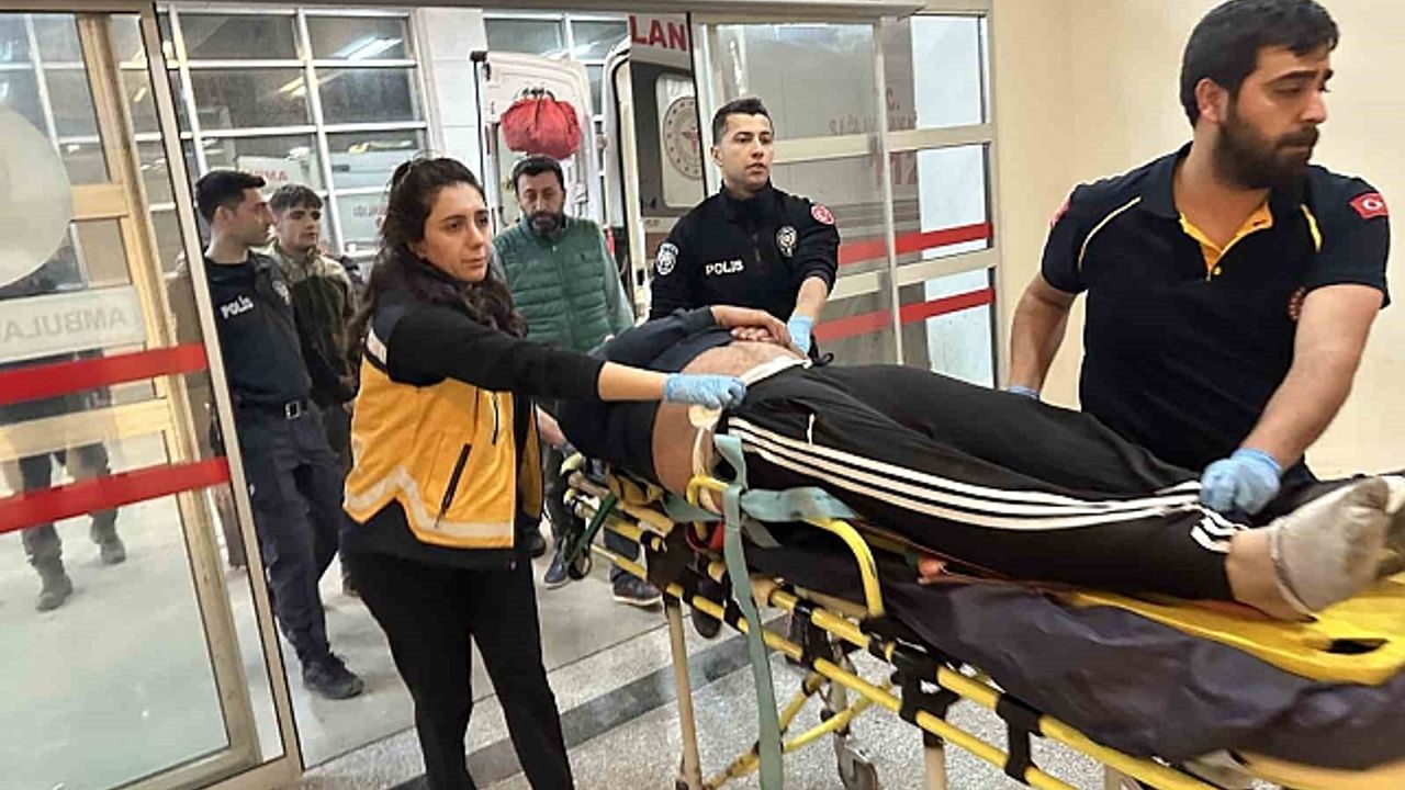 İki otomobil çarpıştı: 1''i ağır 3 yaralı