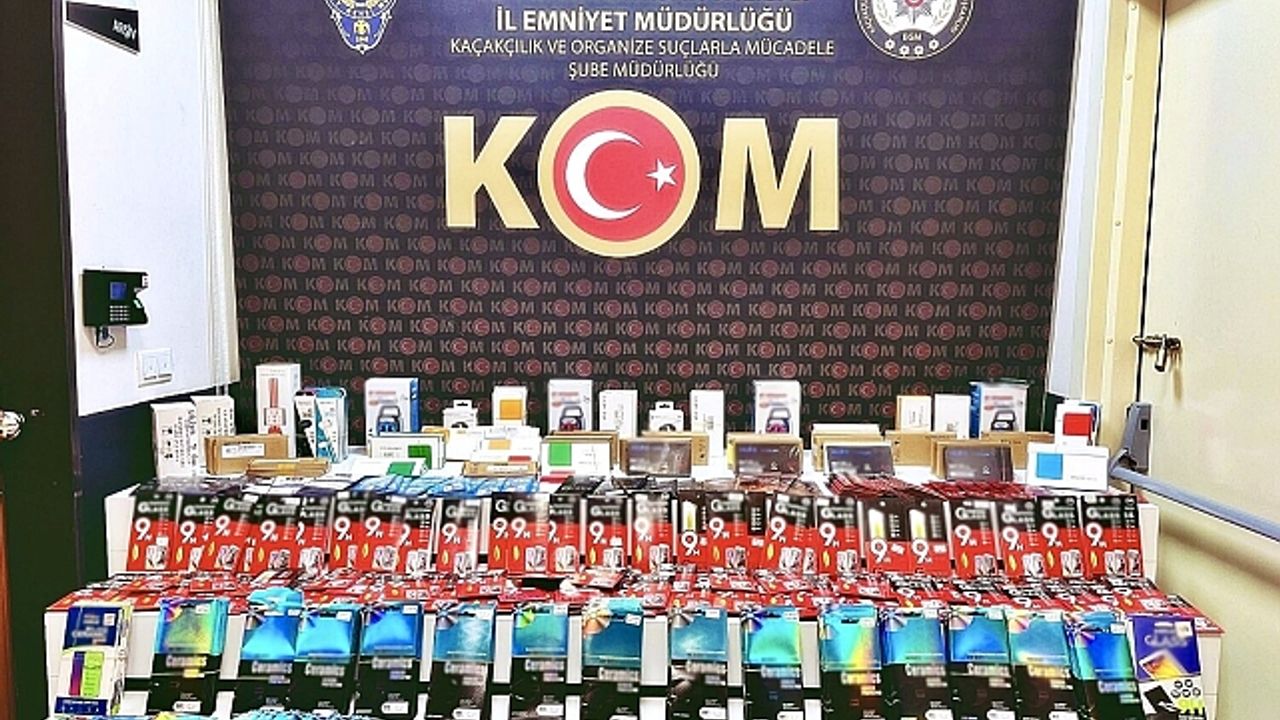 Kaçak telefon parçaları ele geçirildi