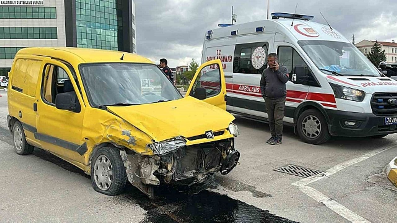 Karaman''da iki hafif ticari araç çarpıştı: 2 yaralı