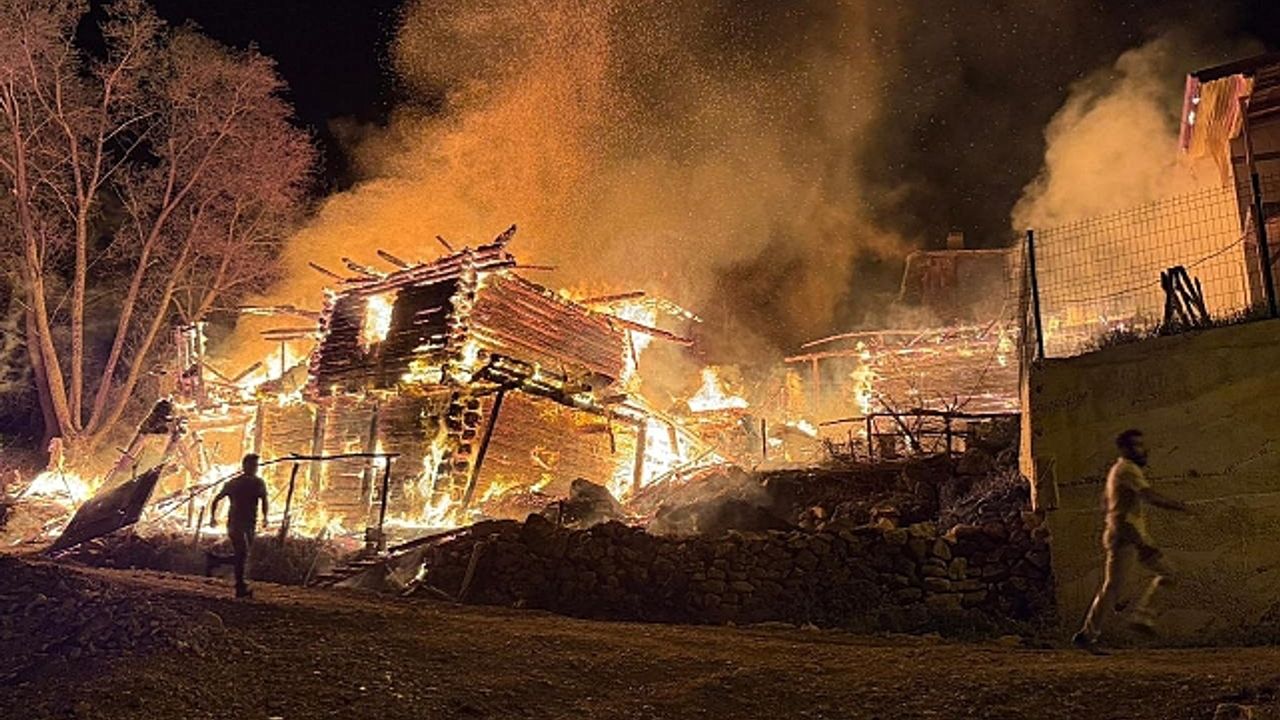 Kastamonu''da çıkan yangında ev ve cami yandı