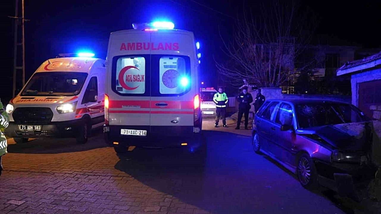 Kırıkkale''de otomobil bahçe duvarına çarptı: 3 yaralı