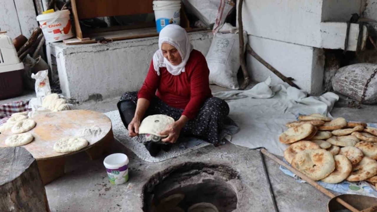 Lezzetli ekmekler köy tandırında pişiyor