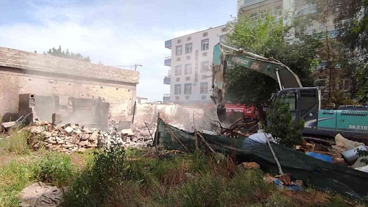 Şanlıurfa''da ilginç yıkım