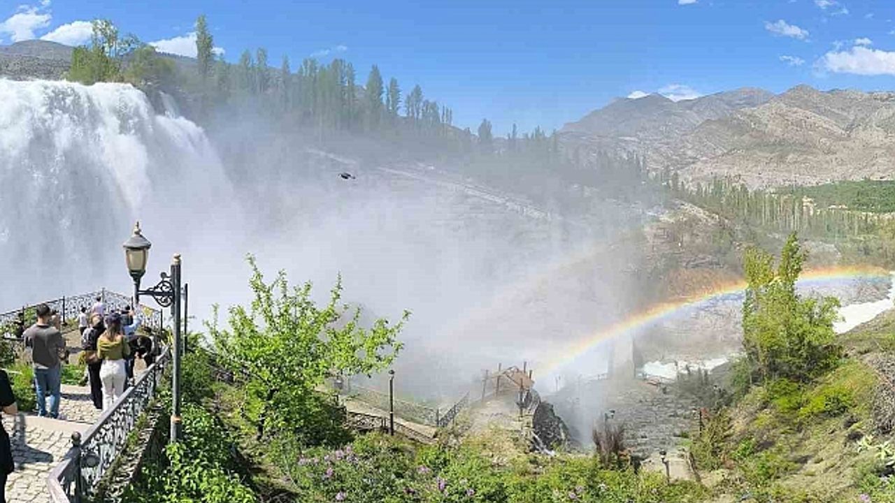 Tortum şelalesi coştu