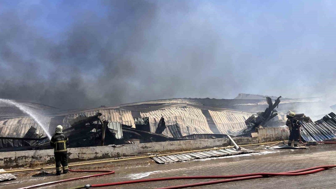 Kahramanmaraş"taki kağıt fabrikası yangını kontrol altına alındı