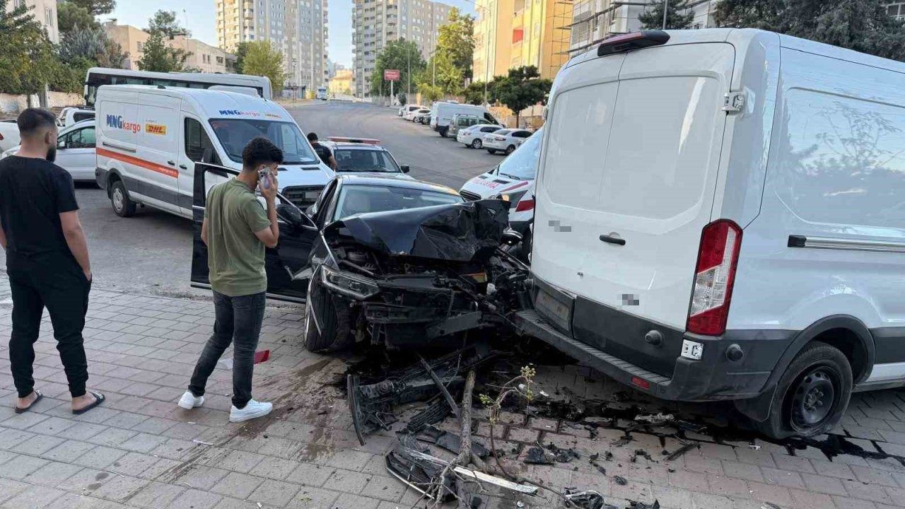 Batman"da otomobil ile minibüs çarpıştı: 1 yaralı