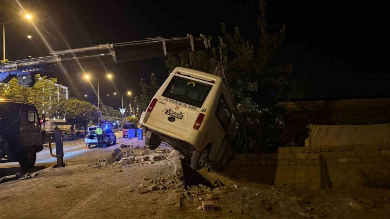 Iğdır"da kaza yapan yolcu minibüsü bahçe duvarında asılı kaldı