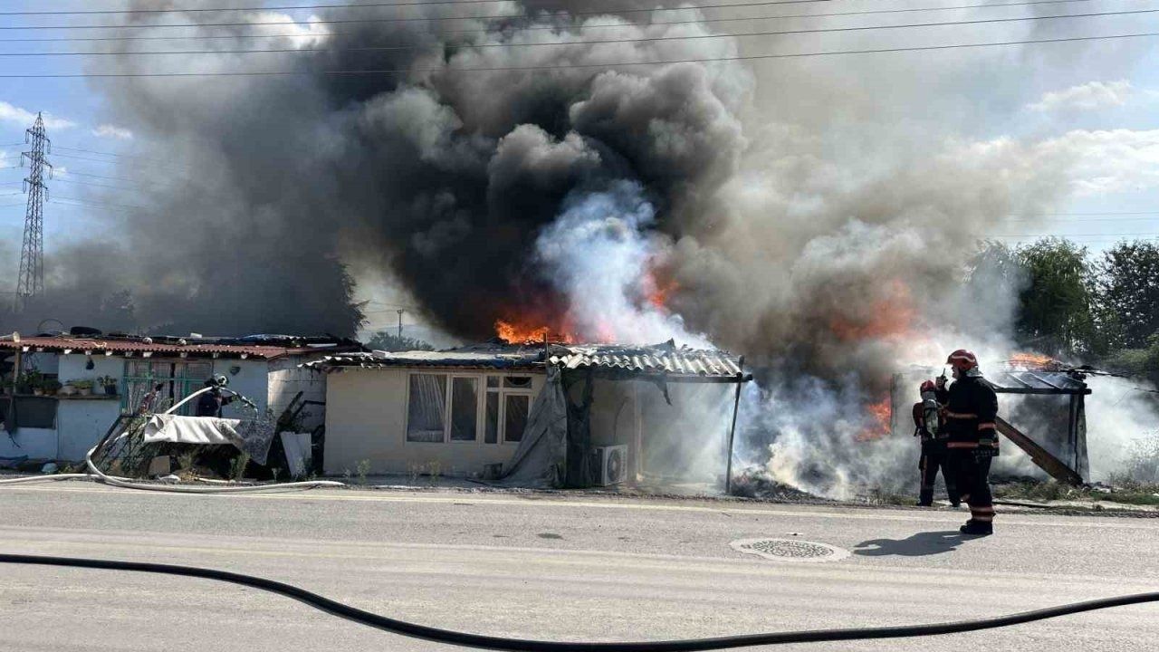 Husumetlilerin büyüyen kavgasında 4 ev ateşe verildi