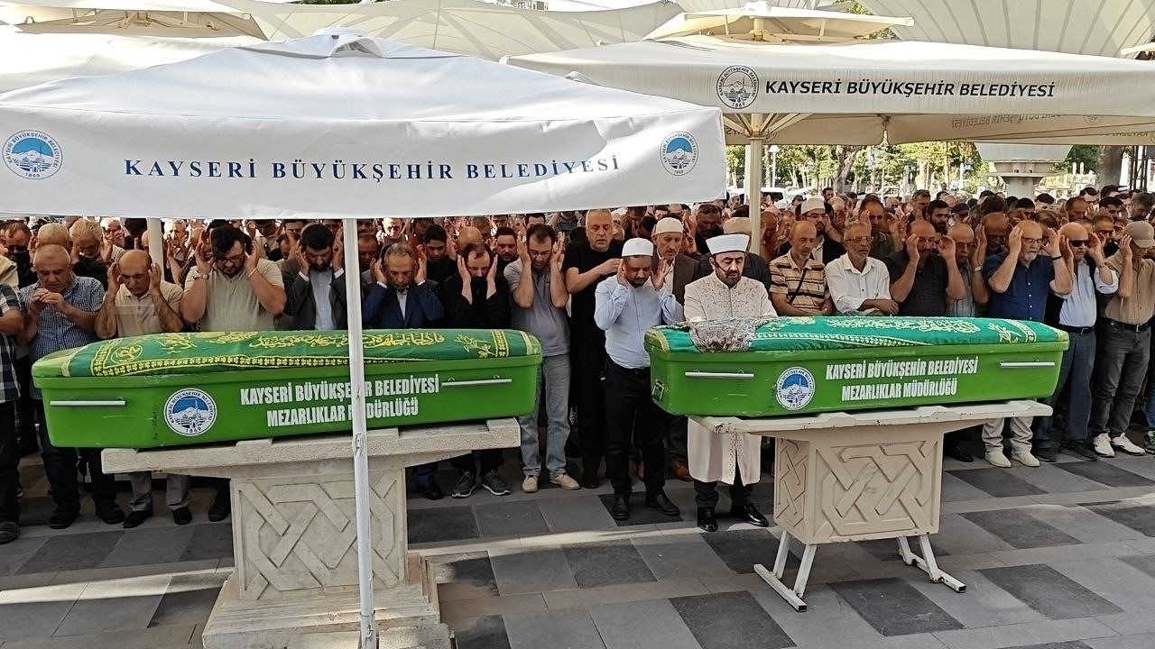 Kayseri"de feci kazada hayatını kaybeden anne-oğul toprağa verildi