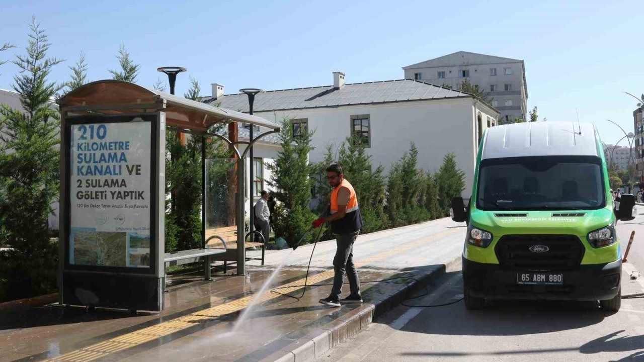 Van"da mobil temizlik ve yıkama aracıyla duraklar artık daha temiz