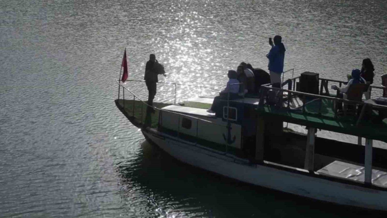 Tortum Gölü"nde Karadeniz ezgileri yankılandı