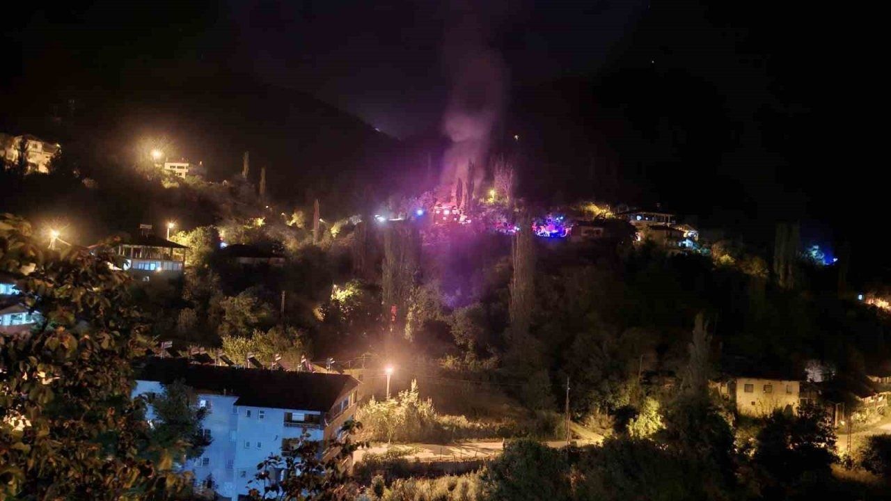 Adana"da evde çıkan yangında anne ve oğlu yaralandı