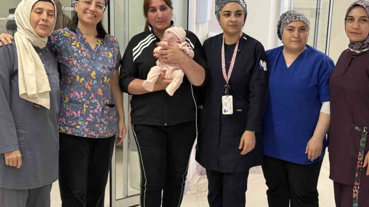 25 haftalık olarak dünyaya gelen bebek 180 gün sonra anne kucağıyla tanıştı