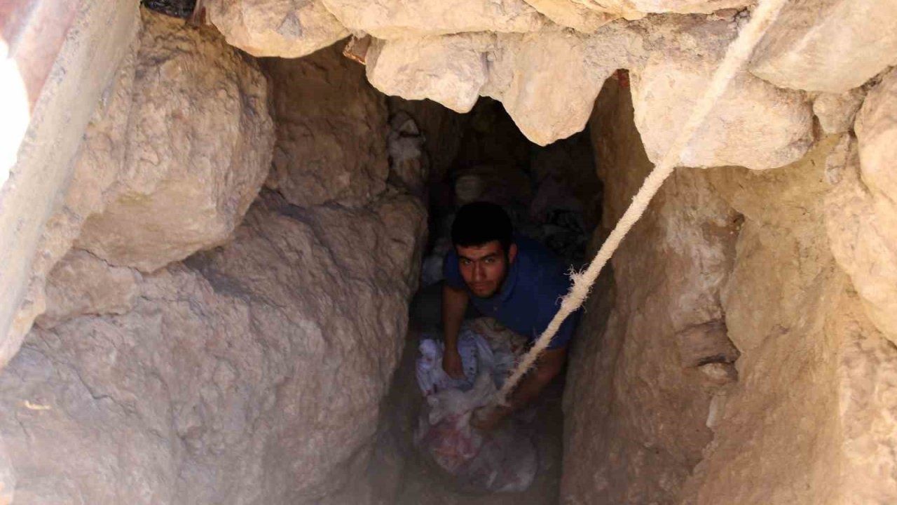 Peynirlerini soğuk hava deposu olarak köylerinde bulunan buz mağaralarında muhafaza ediyorlar