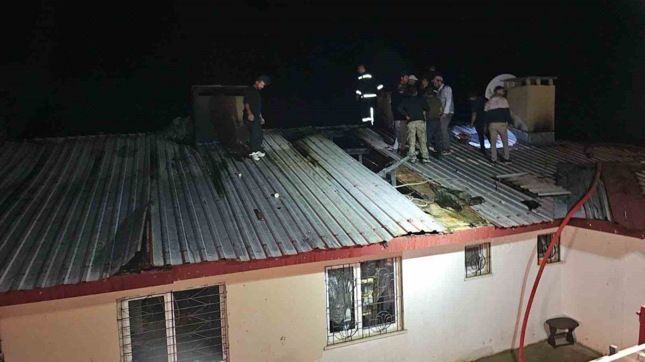 Elazığ"da ev yangını: 3 kişi dumandan etkilendi