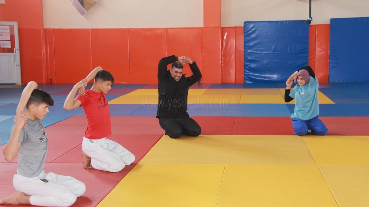 Ak Parti İl Başkanı Ayaz Çocuklarımız sokaklarda değil salonlarda büyüsün