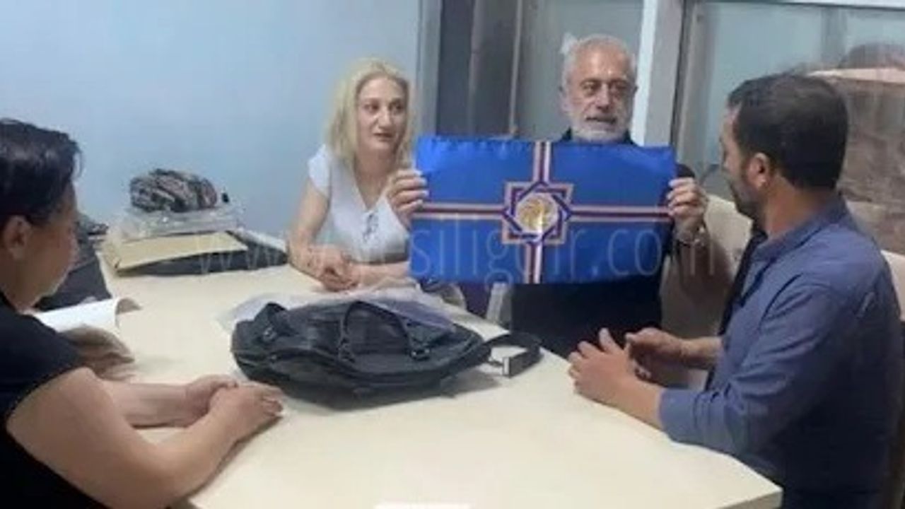Serdar ÜnsalSözde batı Ermenistan devlet başkanı Türkiyede nasıl bayrak açar