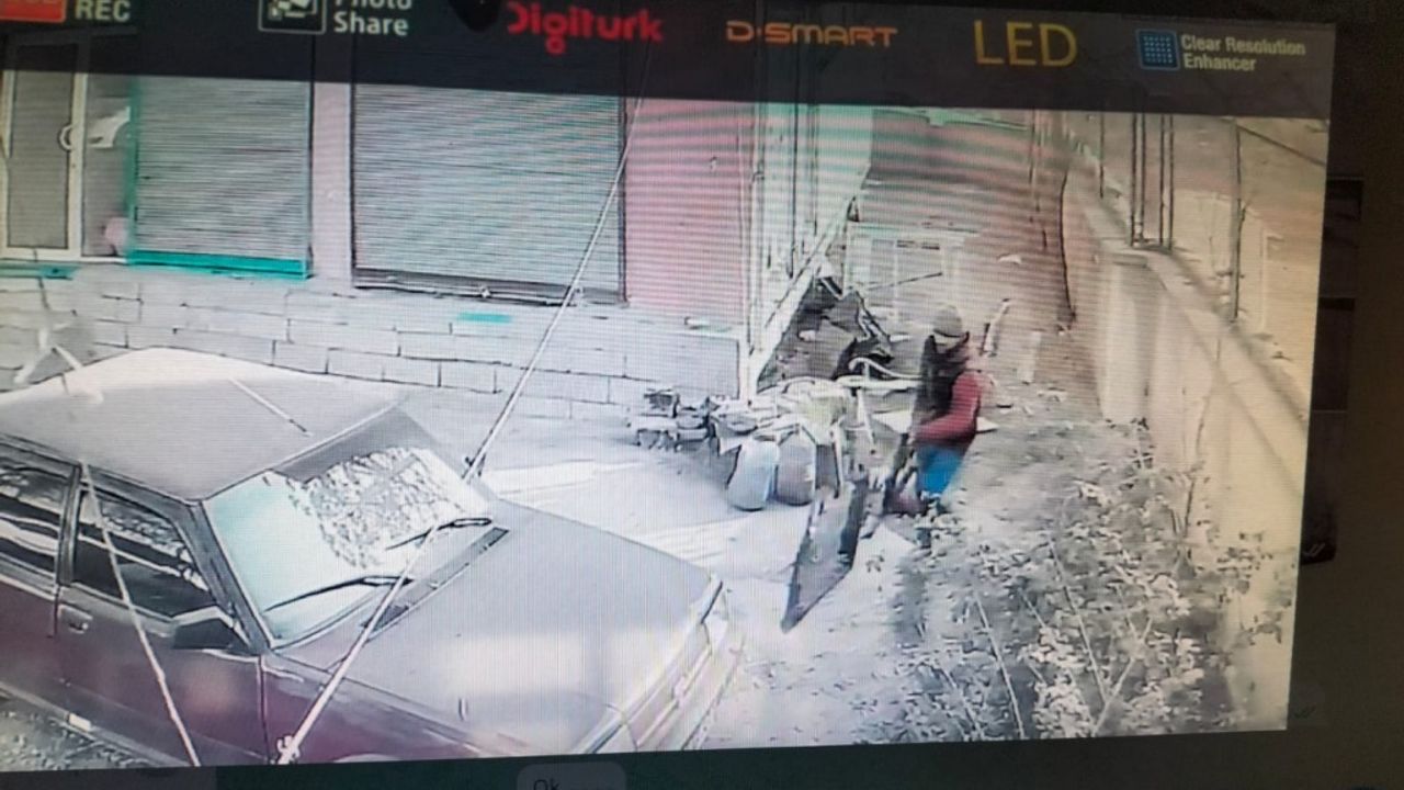 HIRSIZLAR BODURUMUN DEMİR  CAM ÇERÇEVESİNİ ÇALDI