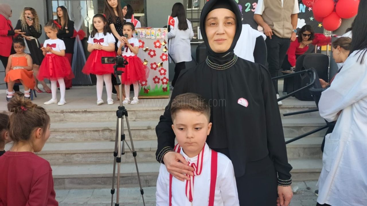 OKUMA YAZMA BİLMEYEN 5 YAŞINDAKİ MUHAMMED MİRAÇ ARAS İSTİKLAL MARŞI''NI EZBERE OKUDU