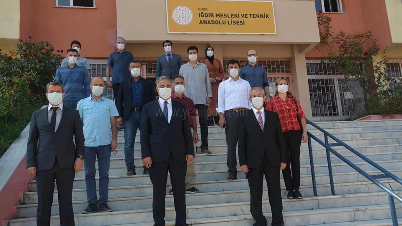 Iğdırda Öğretmenler ve öğrenciler  dezenfektan makinesi üretiyor