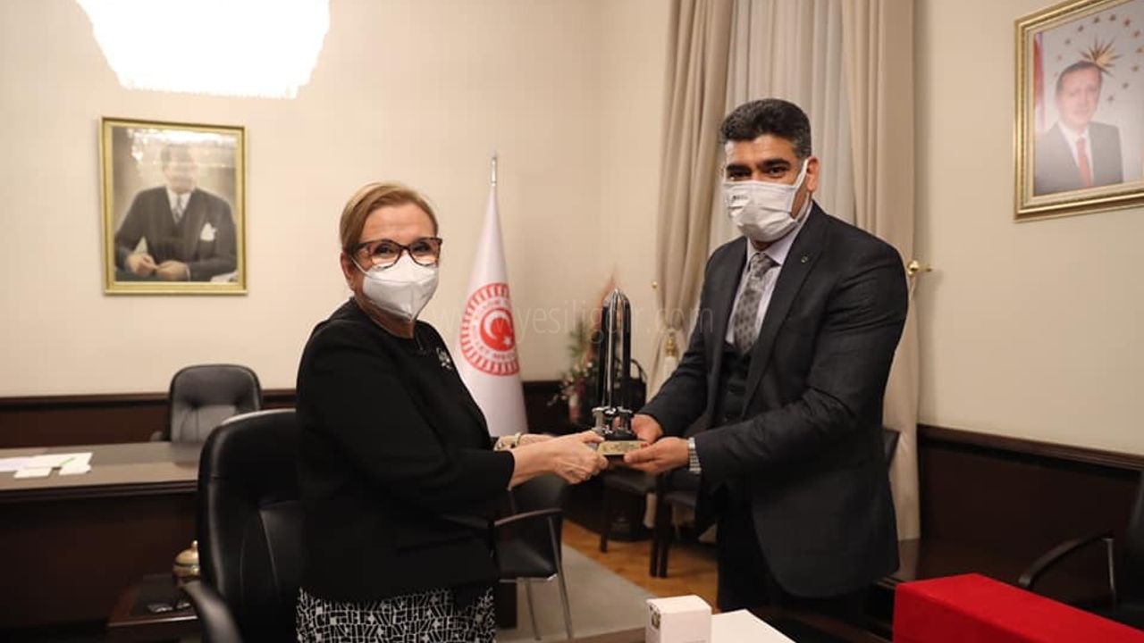 Ak Parti İl Başkanı Ali Kemal Ayaz Ticaret Bakanı  Ruhsar Pekcanı ziyaret etti