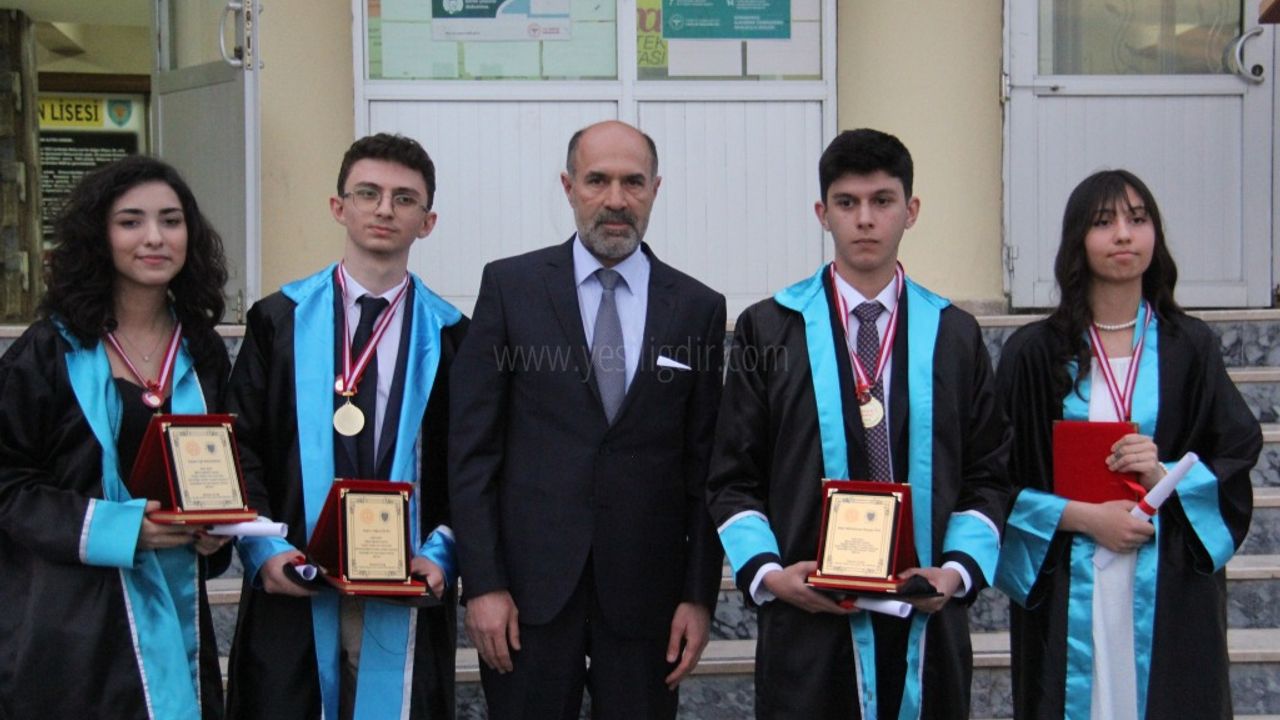 IĞDIR HAYDAR ALİYEV FEN  LİSESİNDEN  MEZUNİYET COŞKUSU