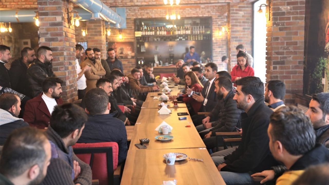 Başkan Akkuş Cafe İşletme Sahipleri  İle Toplantı Yaparak Yasaklar  Konusunda Bilgilendirme Yaptı