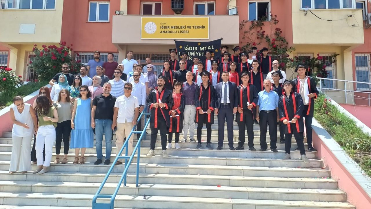 IĞDIR  MESLEKİ VE TEKNİK ANADOLU LİSESİ MEZUNİYET TÖRENİ DÜZENLEDİ