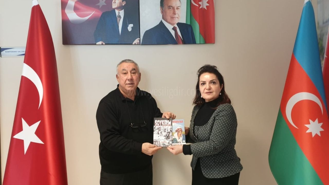 SERDAR ÜNSAL SOYKIRIM VE YÜREĞİM İREVANDA KALDI ROMANINI PROF DR AYGÜN ATTARA  HEDİYE ETTİ