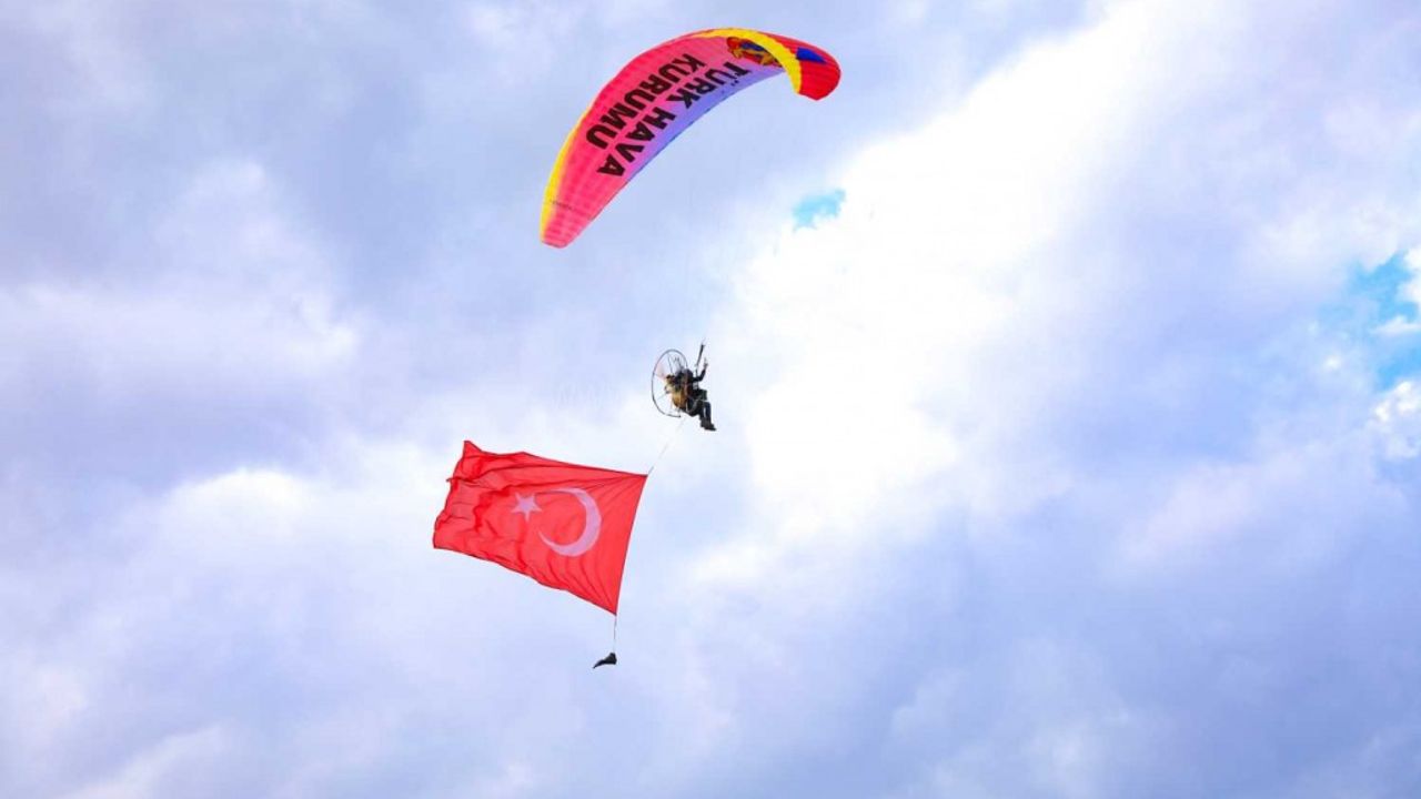 Şehit Bülent Yurtseven Kampüsünde Paramotor Gösterisi Yapıldı