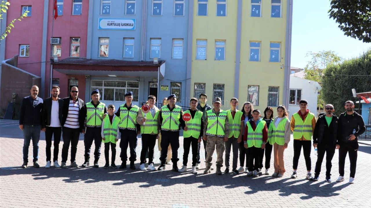 Okul Geçidi Görevlisi Eğitimi Verildi