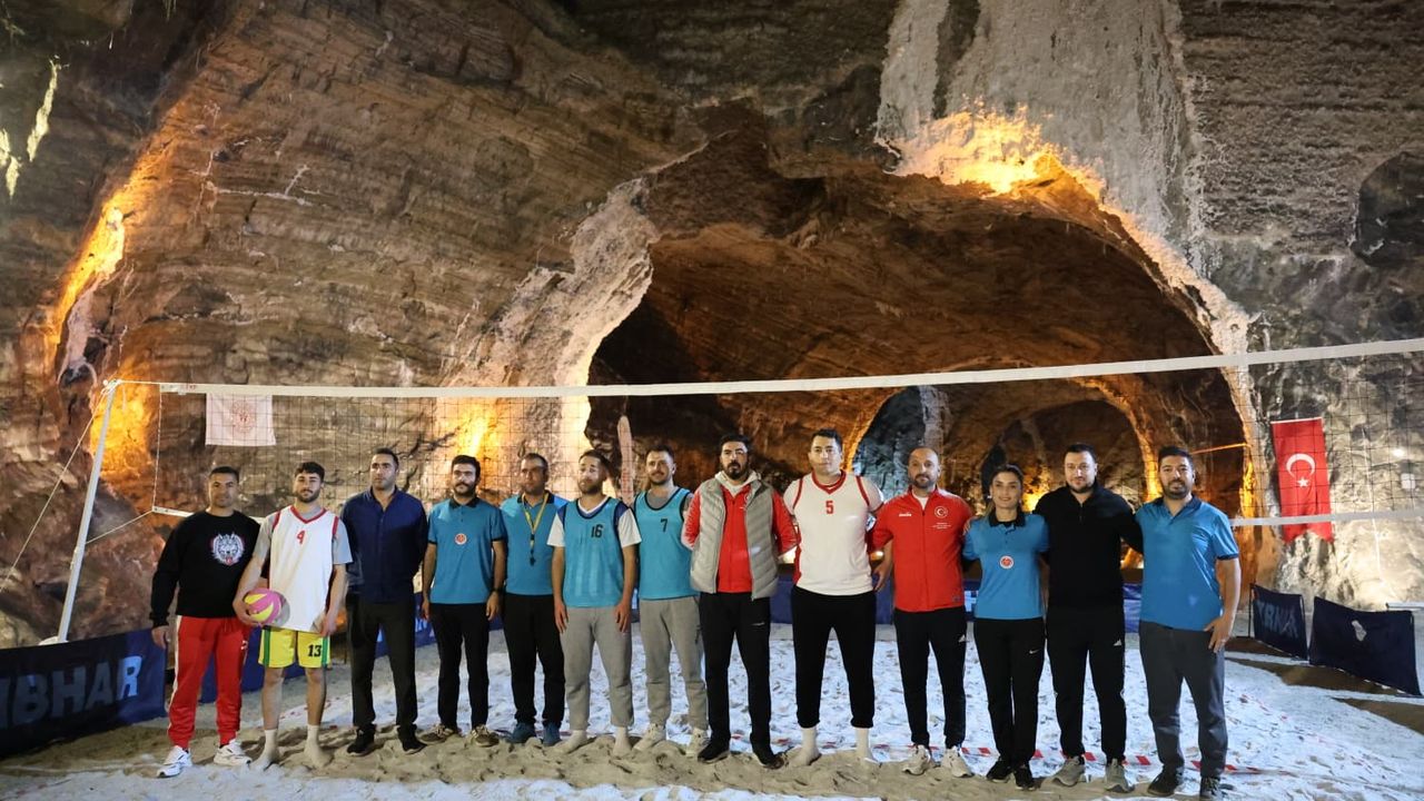 Tuz Mağarasında Cumhuriyet Coşkusu: “Tuz Voleybolu” Turnuvası Düzenlendi