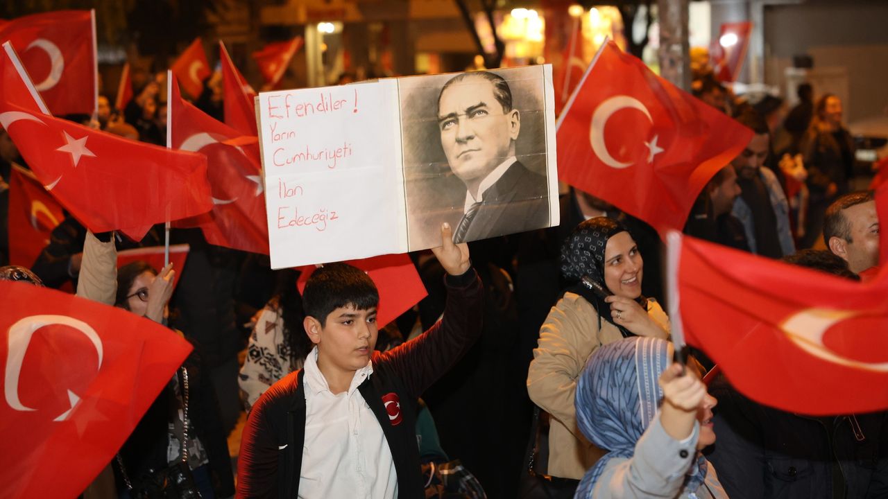 Iğdır’da Cumhuriyet Coşkusu: Fener Alayı ve Yürüyüşle 102. Yıl Kutlandı