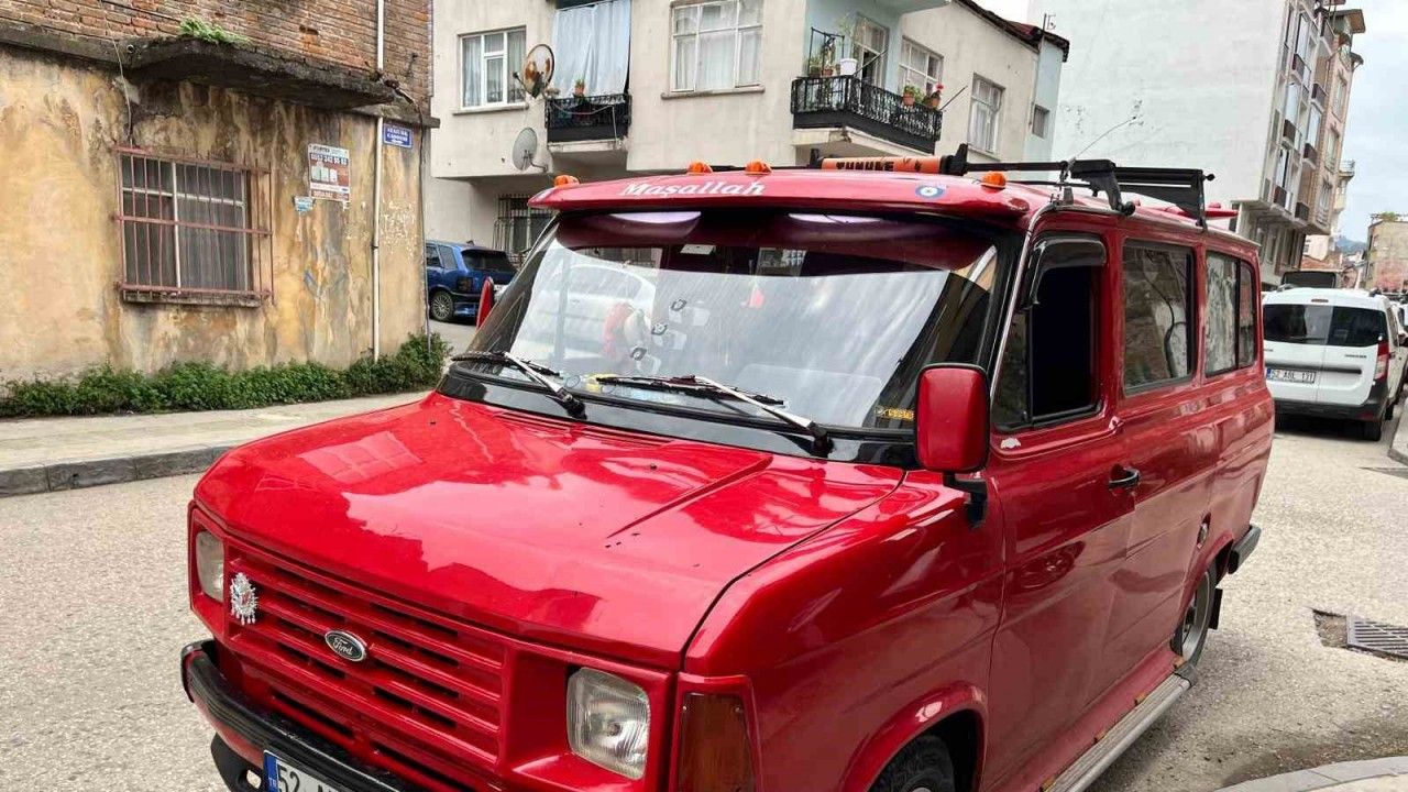 1979 model aracını ‘Çiçek Abbas’ minibüsüne benzetti